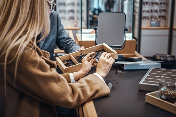 Customer advice and glasses selection in an optician's shop