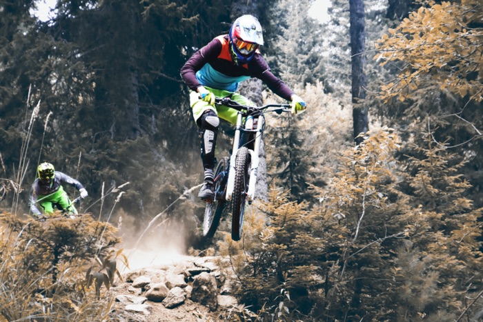 Les coureurs de vélo de montagne en action pendant la compétition avec des lunettes de VTT optiques de SK-X