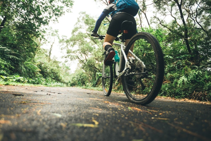 Gli appassionati di mountain bike in movimento con gli occhiali sportivi ottici SK-X