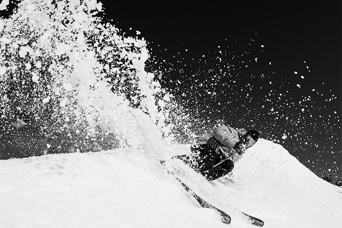 Skifahrer mit Skibrillen mit Sehstärke für bessere Sicht von SK-X